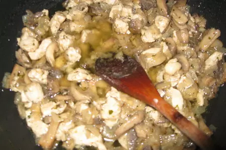 Пельмени с грибами и мясом в глечиках: шаг 3