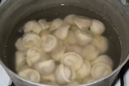 Пельмени с грибами и мясом в глечиках: шаг 4
