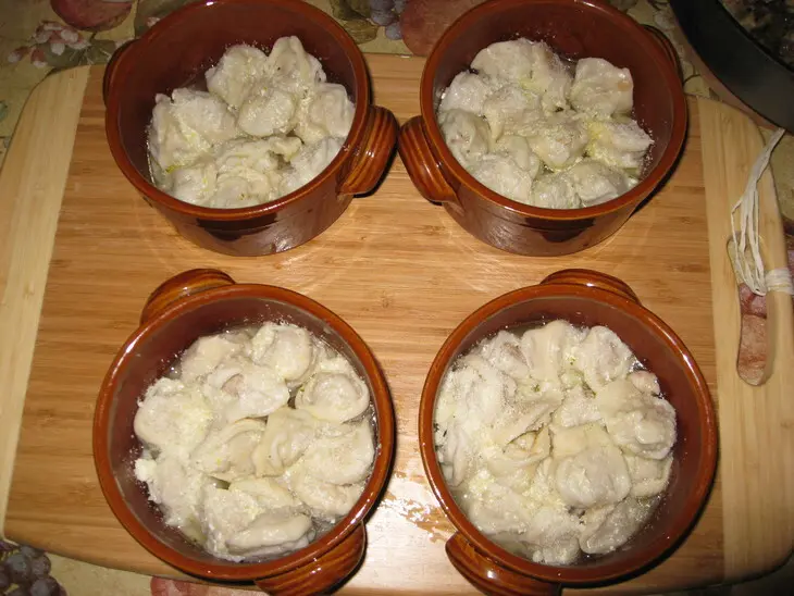 Пельмени с грибами и мясом в глечиках: шаг 5