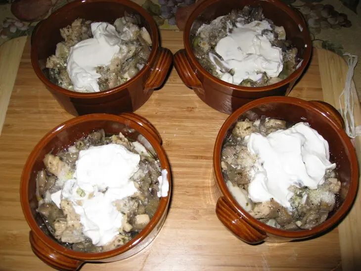 Пельмени с грибами и мясом в глечиках: шаг 6