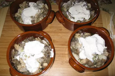 Пельмени с грибами и мясом в глечиках: шаг 6