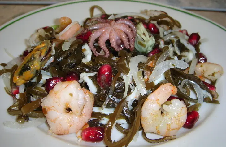 Салат из морской капусты с морепродуктами: шаг 1