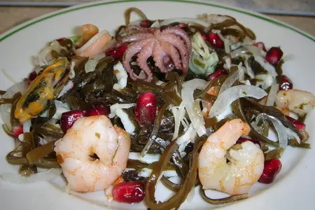 Салат из морской капусты с морепродуктами: шаг 1