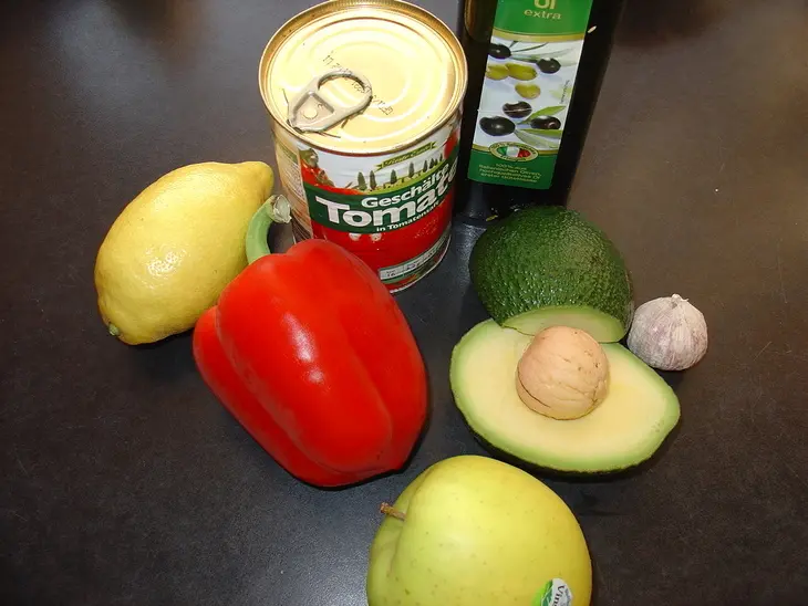 Быстрая аджичка из помидор в собственном соку к мясу-гриль.: шаг 1