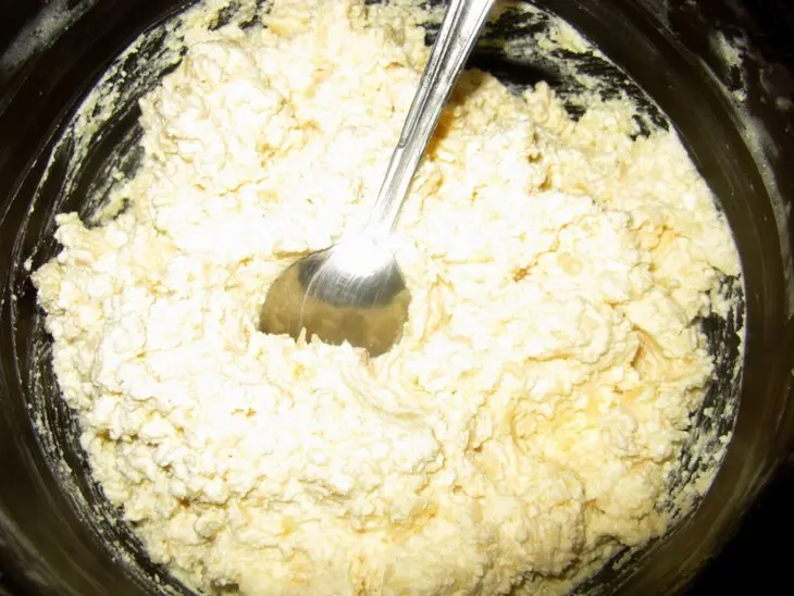 Сырники с начинкой (чернослив + орешки): шаг 2