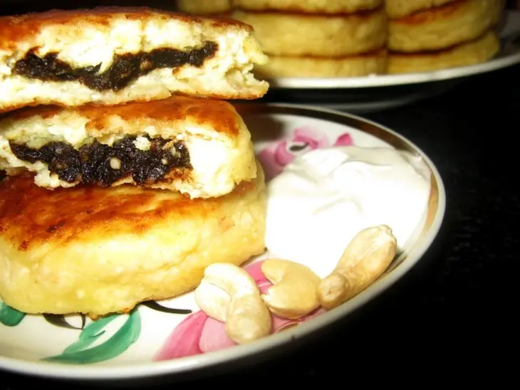 Сырники с начинкой (чернослив + орешки): шаг 6