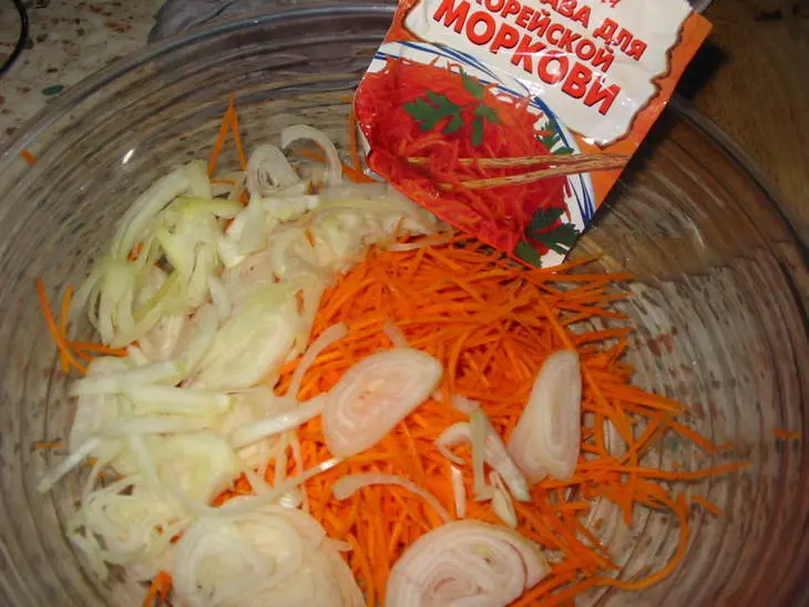 Острый салат,,кальмар``: шаг 3