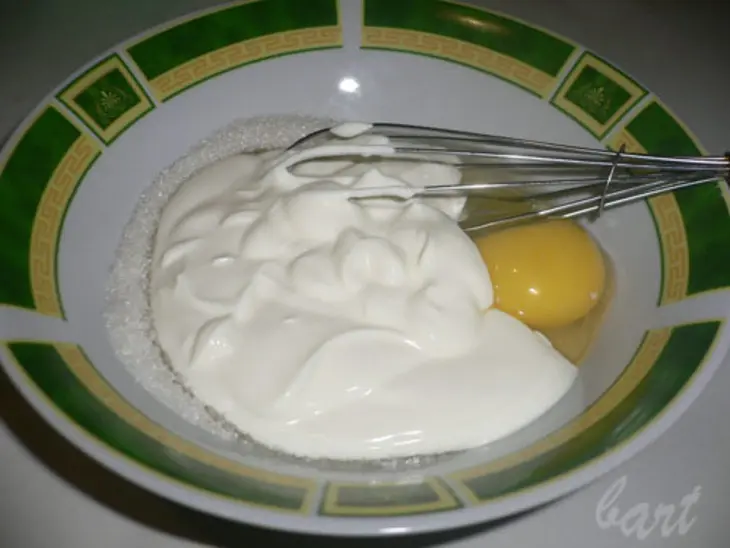 Яблочный пирог с корицей и  сметанной заливкой: шаг 3