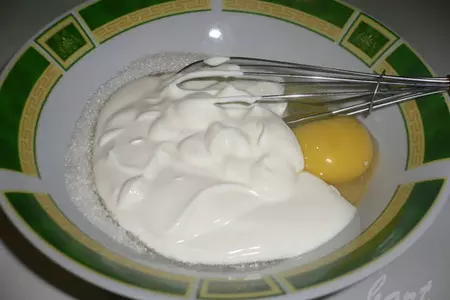 Яблочный пирог с корицей и  сметанной заливкой: шаг 3