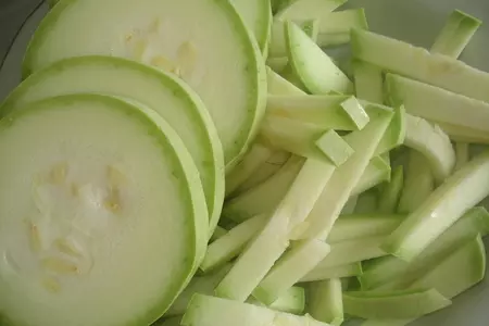 Летний тарт из кабачков с чесночными гренками: шаг 1