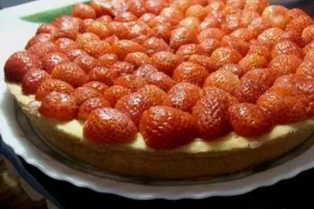 Нежный пирог со свежей клубникой.: шаг 5