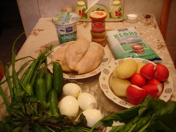 Окрошка  на кефире с курицей и шпинатом: шаг 1