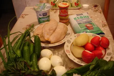 Окрошка  на кефире с курицей и шпинатом: шаг 1