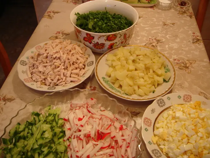 Окрошка  на кефире с курицей и шпинатом: шаг 2