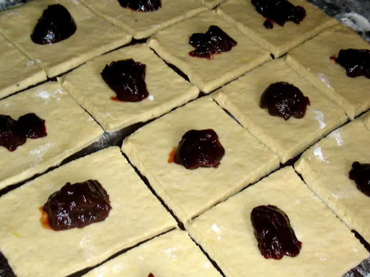 Пирог из колобков со сливовым муссом.: шаг 2