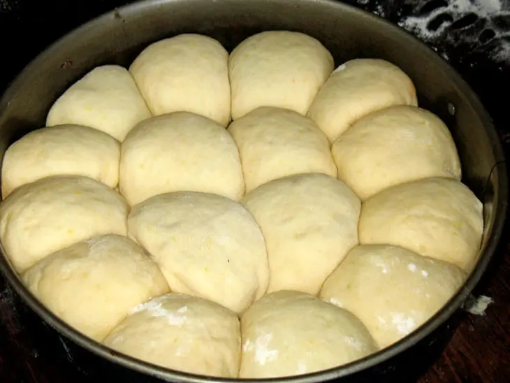 Пирог из колобков со сливовым муссом.: шаг 3