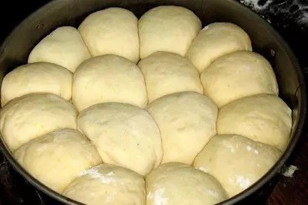 Пирог из колобков со сливовым муссом.: шаг 3