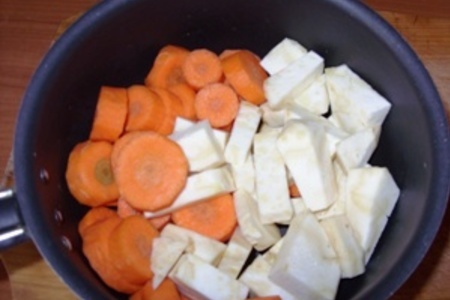 Морковно-сельдерейная запеканка с беконом и сосисками: шаг 1