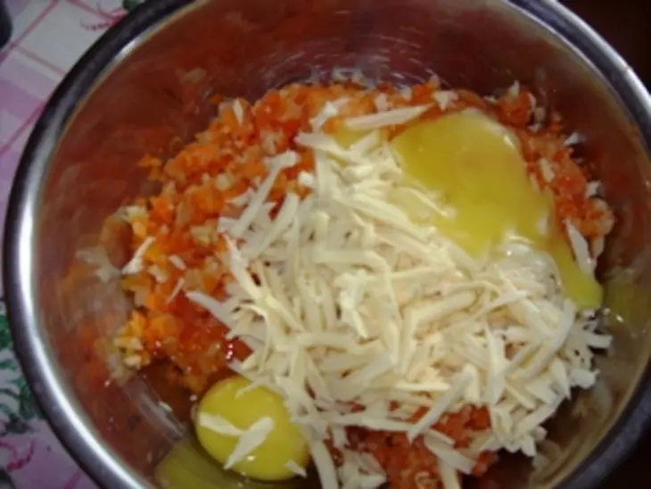 Морковно-сельдерейная запеканка с беконом и сосисками: шаг 2