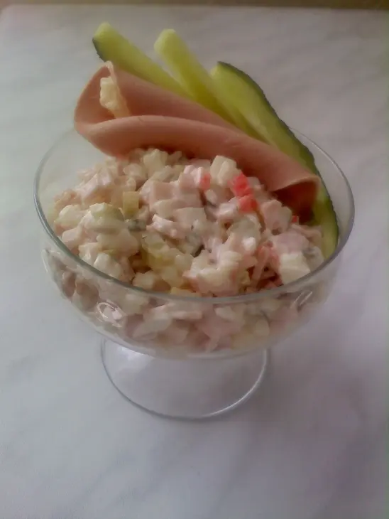 Простой салатик с крабовыми палочками: шаг 1