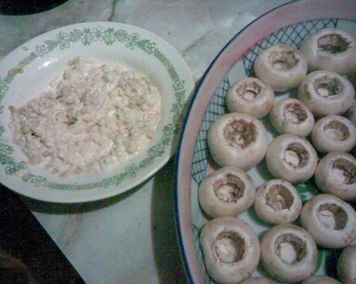 Шампиньоны, фаршированные мясом криля: шаг 3