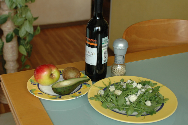 Салат под красное вино руколла с сыром дор-блю: шаг 1