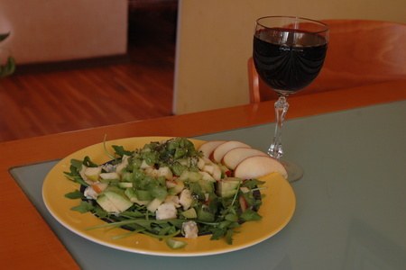 Салат под красное вино руколла с сыром дор-блю: шаг 2