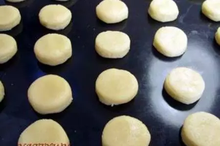 Птифуры "ватрушки с шоколадным и белковым кремами": шаг 2