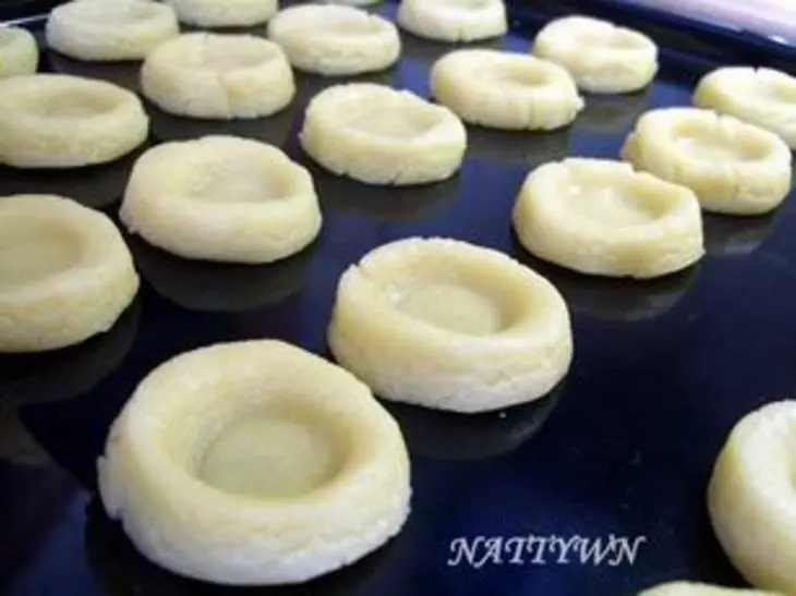 Птифуры "ватрушки с шоколадным и белковым кремами": шаг 3