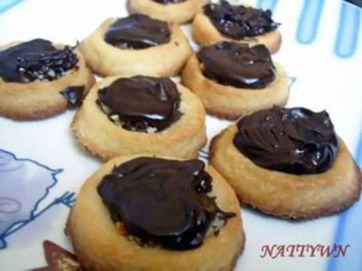 Птифуры "ватрушки с шоколадным и белковым кремами": шаг 5