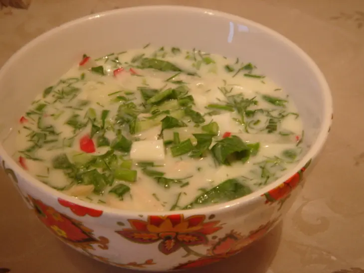 Окрошка  на кефире с курицей и шпинатом: шаг 4