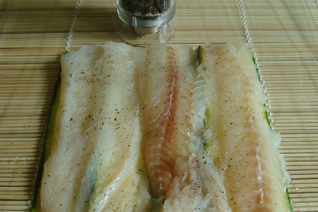 Рулетики из цукини с белой рыбой и соусом: шаг 4