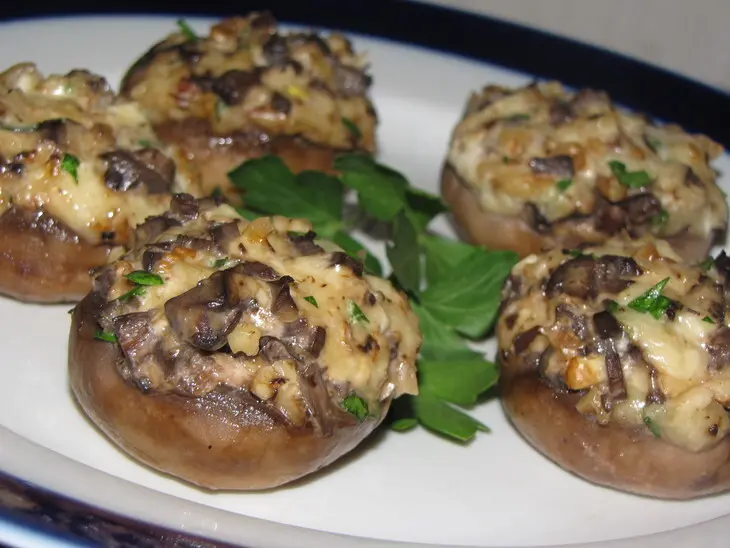 Шампиньоны, фаршированные сыром и орехами: шаг 2