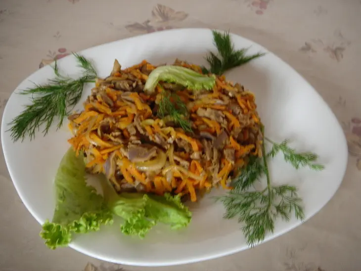 Теплый  салат из куриных желудков: шаг 4
