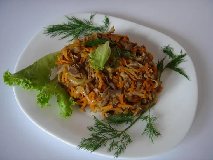 Теплый  салат из куриных желудков: шаг 5