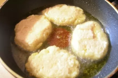 Драники в горшочке с грибами: шаг 1