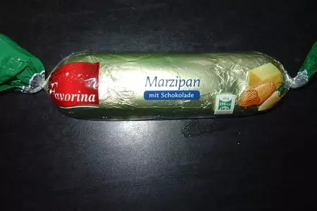 Пирог с марципаном, черносливом и фундуком в медовой помадке.: шаг 1