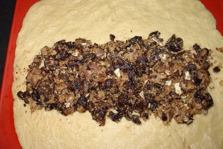 Пирог с марципаном, черносливом и фундуком в медовой помадке.: шаг 5