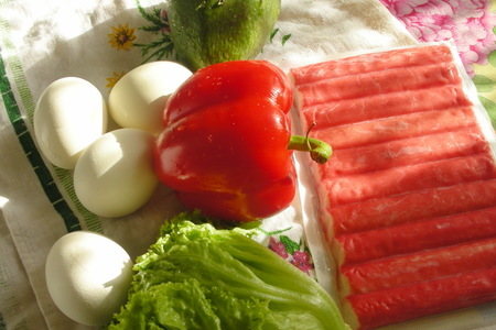 Салат с крабовыми палочками и авокадо: шаг 1