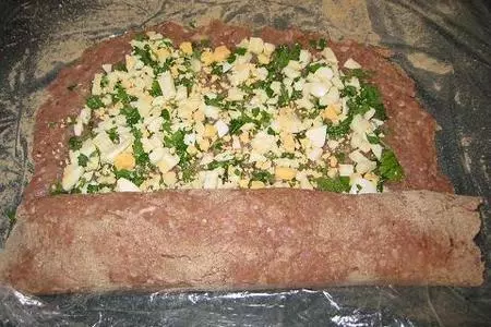 Рулет  из фарша с начинкой: шаг 2