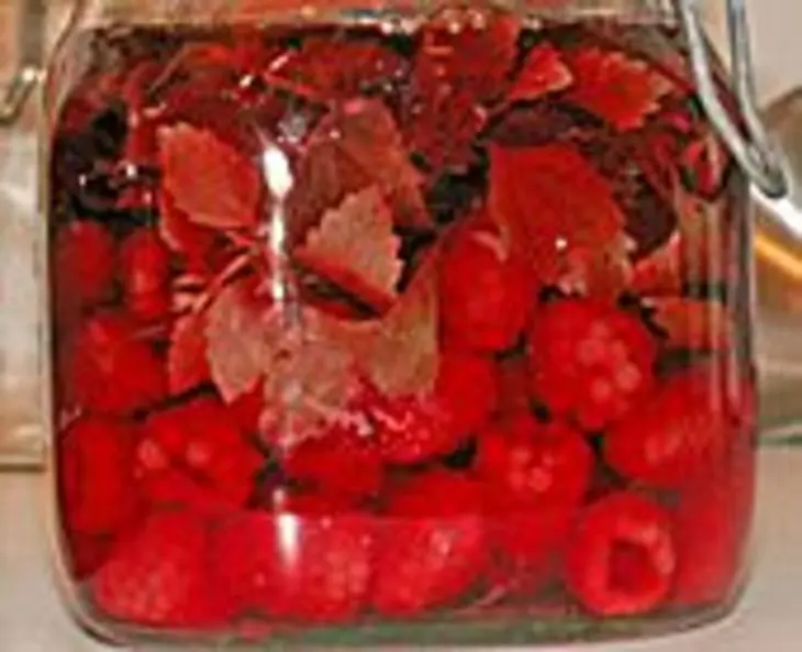 Уксус из малины с травами.: шаг 1