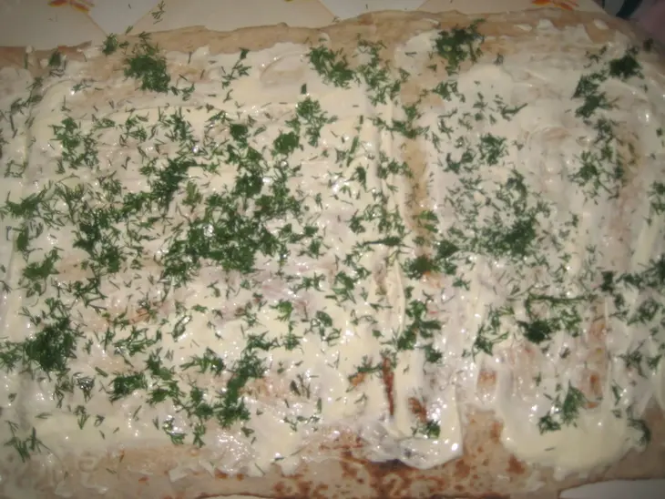 Рулет из лаваша с крабовыми палочками: шаг 1