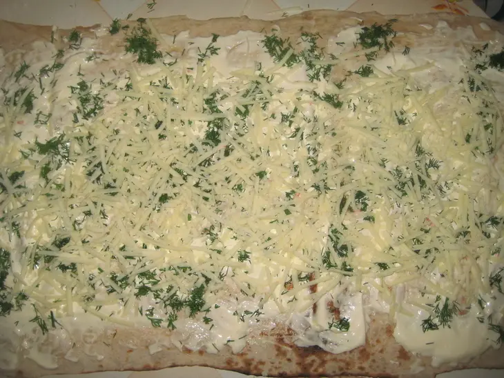 Рулет из лаваша с крабовыми палочками: шаг 3