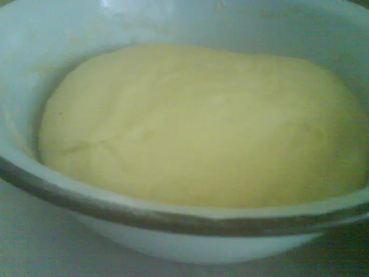 Пирожки с луком и яйцом: шаг 1