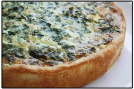Пирог с консервированной рыбой и луком: шаг 1