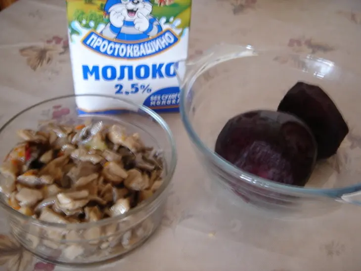 Салат из свеклы под сырно-грибным соусом: шаг 1