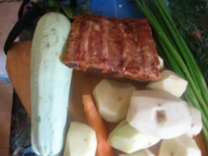 Рагу из кабачков с копчеными ребрышками: шаг 1