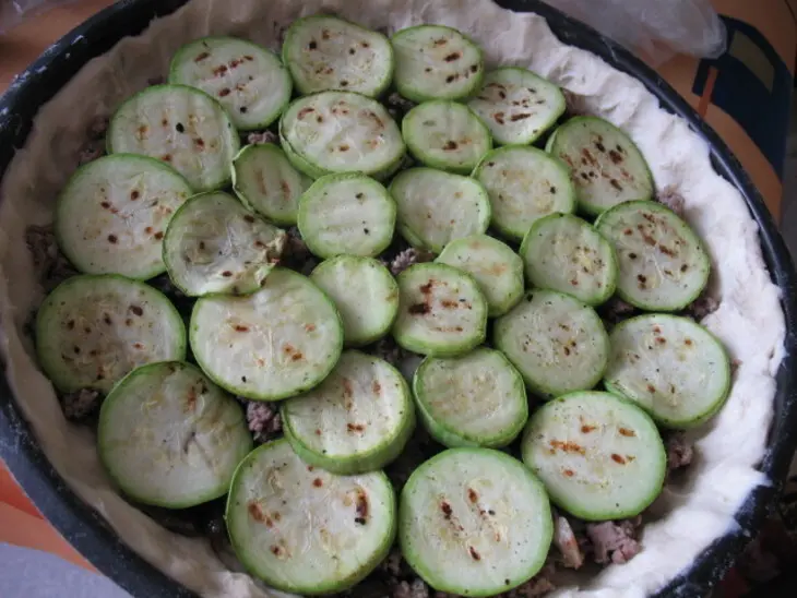 Киш с фаршем и кабачком: шаг 3