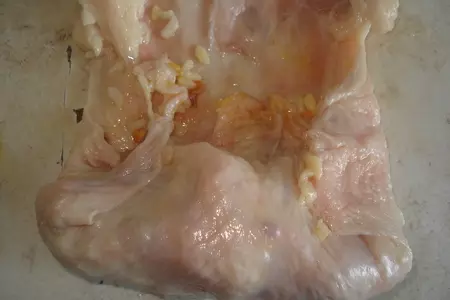 Голубцы в куриных шкурках на овощной подушке: шаг 4