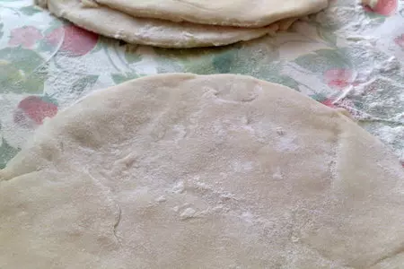 Кейсадиас с помидорами луком и соусом: шаг 1